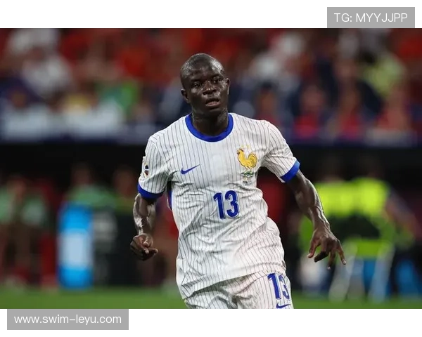 足球巨星荣耀瞬间 展现速度与力量的完美结合